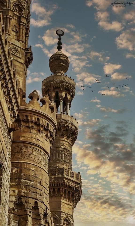 مئذنة أزهرية تاريخية والطيور تعبر السماء